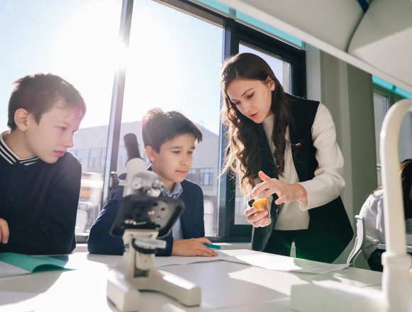 обложка № 39 (563) 7 октября 2025 / Открывающие мир