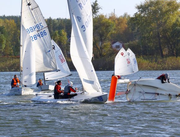 Под парусом