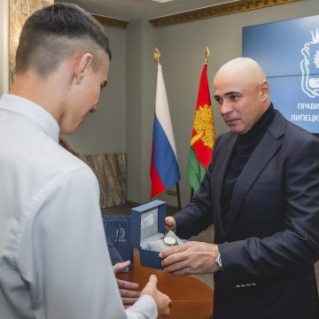 Губернатор в Липецке вручил памятные часы отважному добринскому мальчику