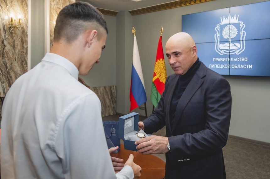 Губернатор в Липецке вручил памятные часы отважному добринскому мальчику