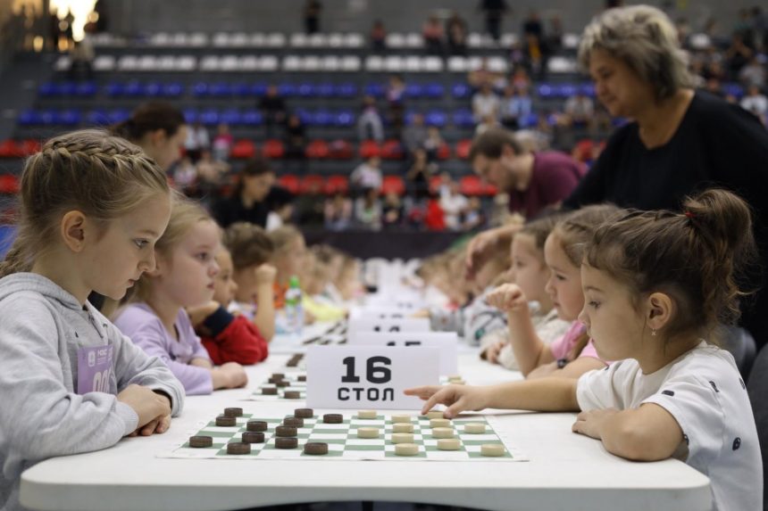 2b1426e5-4efd-407b-9ab7-f7bd11b9d419 Дети от 5 до 14 лет в Липецке сразились в шашки