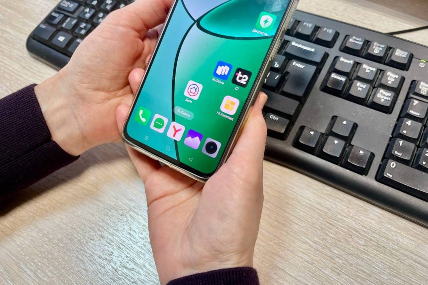 телефон в руках первый номер Вызвать такси с телефона или купить билет на поезд в Липецке можно и без мобильного интернета