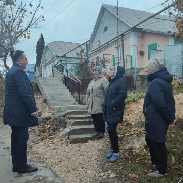 Глеб Гутевич Тротуар вдоль дороги
