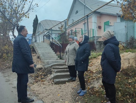 Тротуар вдоль дороги