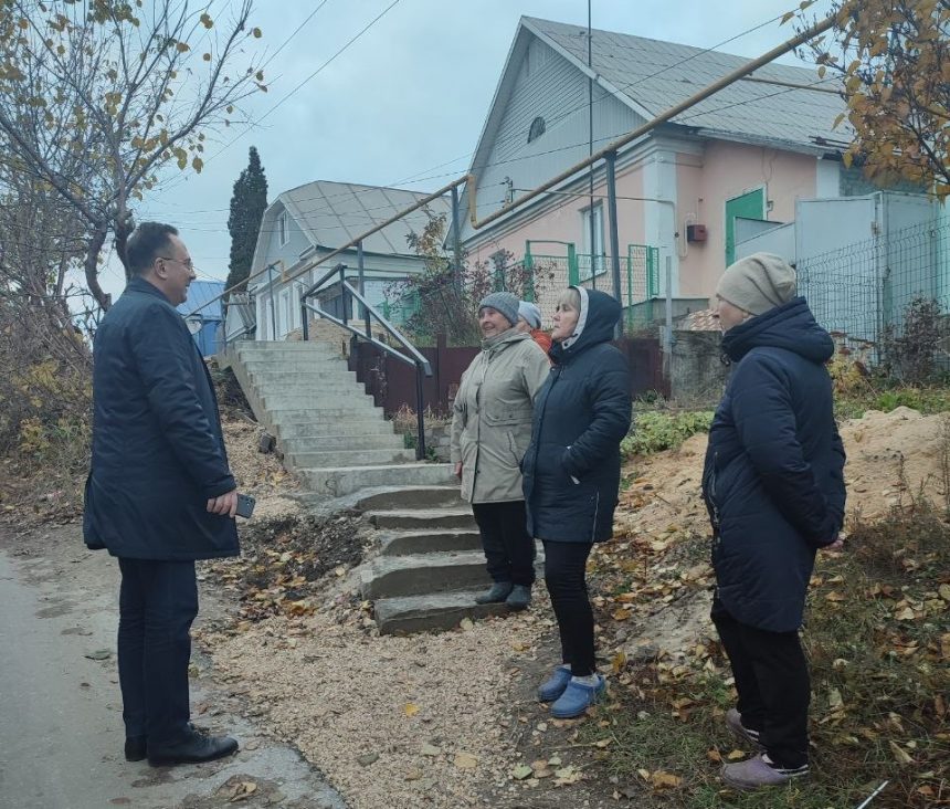 Тротуар вдоль дороги