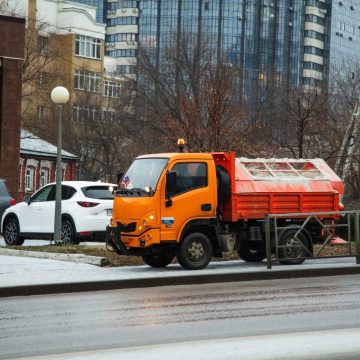 Гололёд на липецких улицах посыпают песко-соляной смесью 19 машин