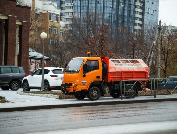 Гололёд на липецких улицах посыпают песко-соляной смесью 19 машин