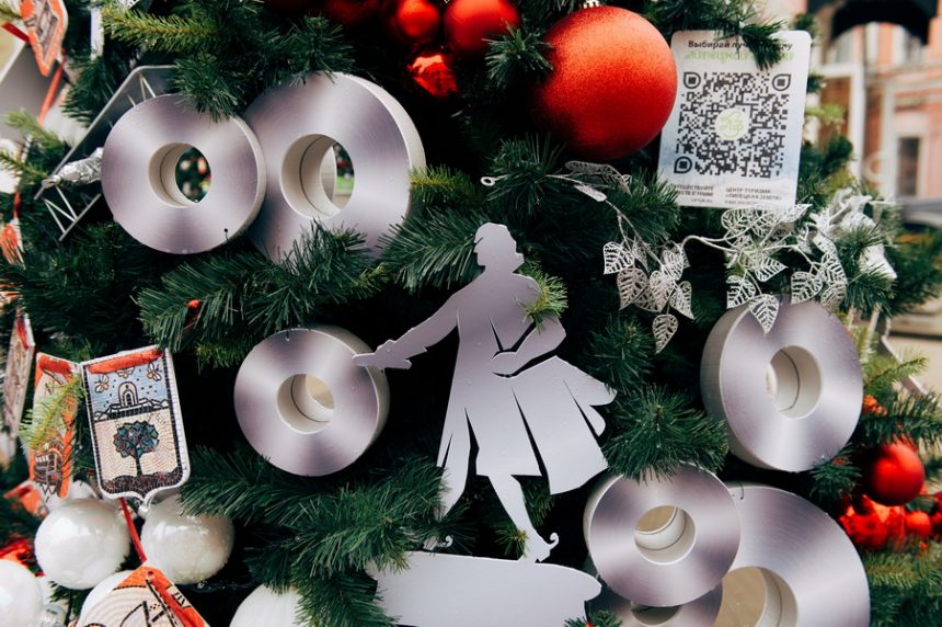 ёлки липецкой земли фестиваль мамцев Липецкую ёлку в Ельце украсили металлическими игрушками