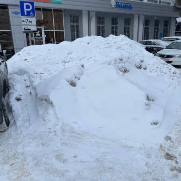 гора снега на парковке для инвалидов плеханова 1 Мэра Липецка возмутила гора снега на парковке для инвалидов в центре города