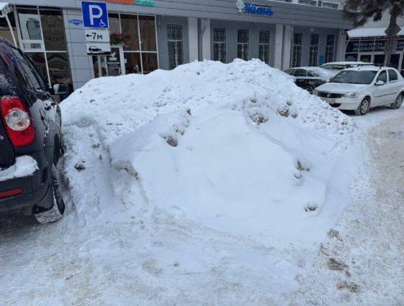 Мэра Липецка возмутила гора снега на парковке для инвалидов в центре города