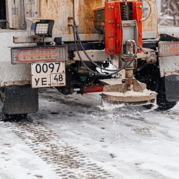 Этой ночью Липецк обработали 270 тоннами противогололёдных средств