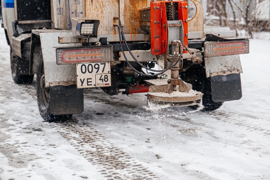 Этой ночью Липецк обработали 270 тоннами противогололёдных средств