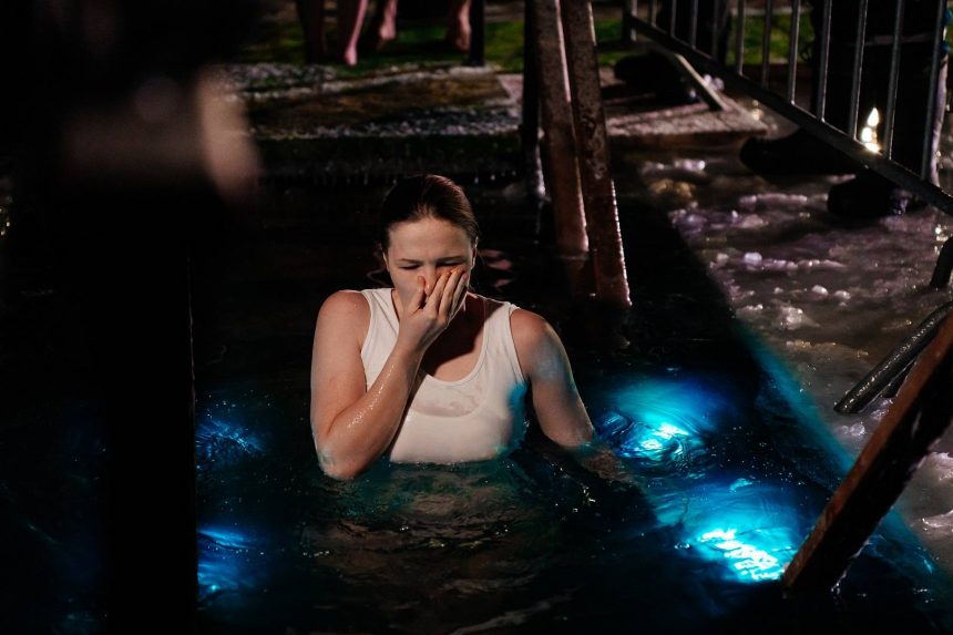 Около 600 человек окунулись в купели на Центральном пляже