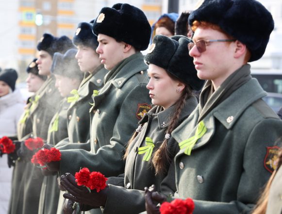 Память погибших блокадников Ленинграда почтили минутой молчания у «Вечного огня»