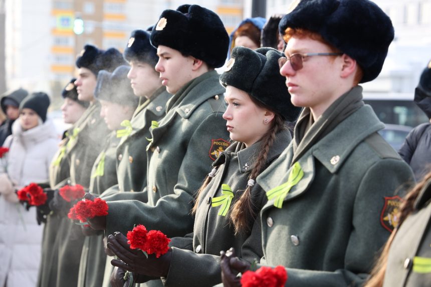 Память погибших блокадников Ленинграда почтили минутой молчания у «Вечного огня»