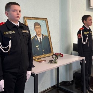 В школе № 28 почтили память Андрея Смыслова