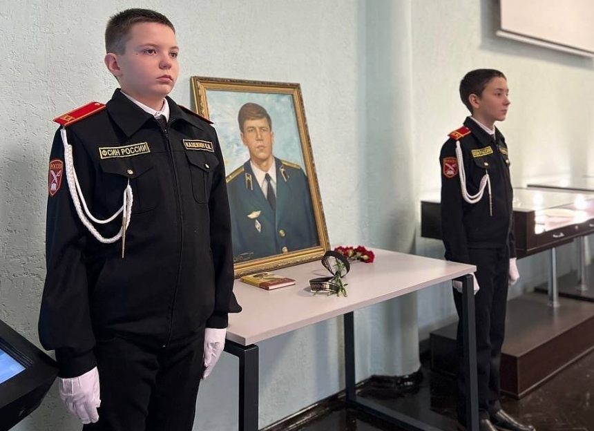 В школе № 28 почтили память Андрея Смыслова