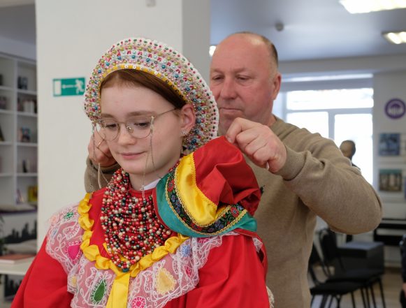 «Оделась как романушка»: в Есенинке устроили праздник с национальным колоритом
