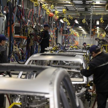 моторинвест электромобили Двое человек позвонили в МЧС из-под завалов автозавода