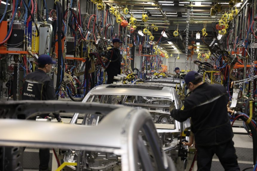 моторинвест электромобили Двое человек позвонили в МЧС из-под завалов автозавода