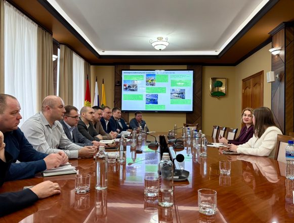 бедрова совещание 1 Самые «замусоренные» адреса в городе проинспектируют мэрия, УК и «Экопромом»