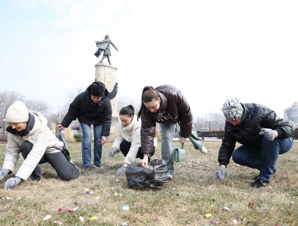 чистый четверг субботник 19 марта 2026 паршин (4) Площадь Петра очистили от «эха праздников»