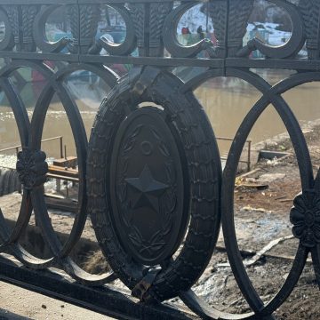 новое чугунное ограждение на мосту Обновлённое чугунное ограждение на Плехановском мосту установлено