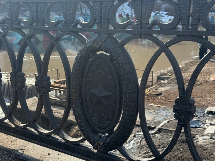 Обновлённое чугунное ограждение на Плехановском мосту установлено