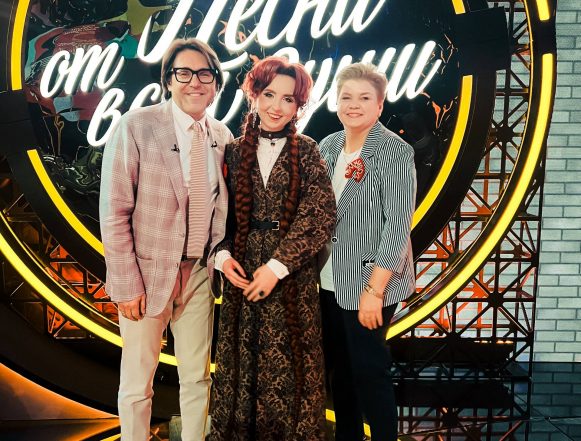 MATANYA пришла в гости к Андрею Малахову с мамой, картиной и кокошниками