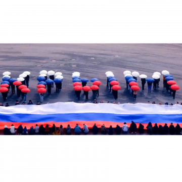 Крым Огромное слово «КРЫМ» выложили из зонтов в цветах триколора в Липецке