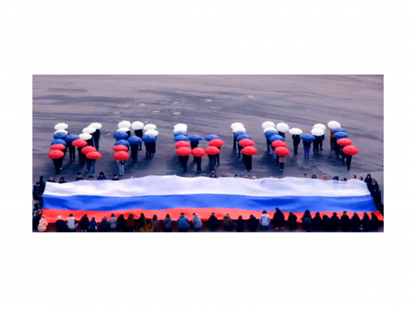 Крым Огромное слово «КРЫМ» выложили из зонтов в цветах триколора в Липецке