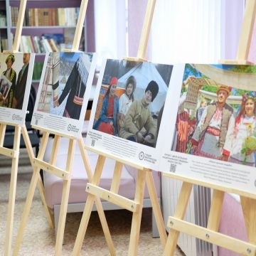 Выставка «Свадьбы России» 0+ пока гостит в Бартеневской библиотеке