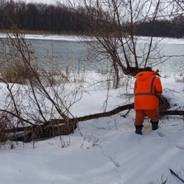 Готовясь к паводку, в городе прочищают водоотводные канавы  