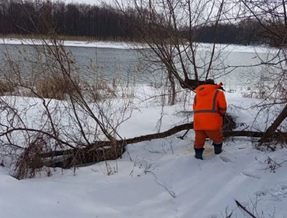 Готовясь к паводку, в городе прочищают водоотводные канавы  