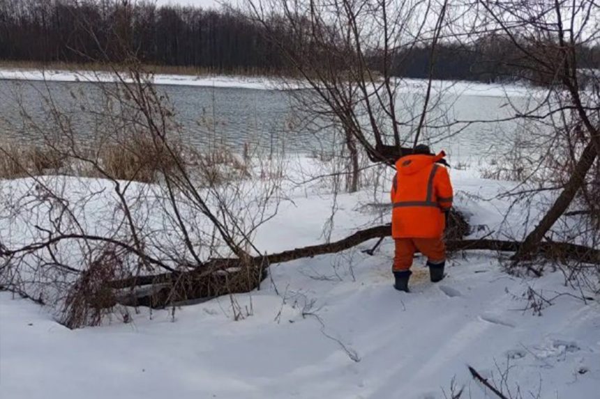 Готовясь к паводку, в городе прочищают водоотводные канавы  