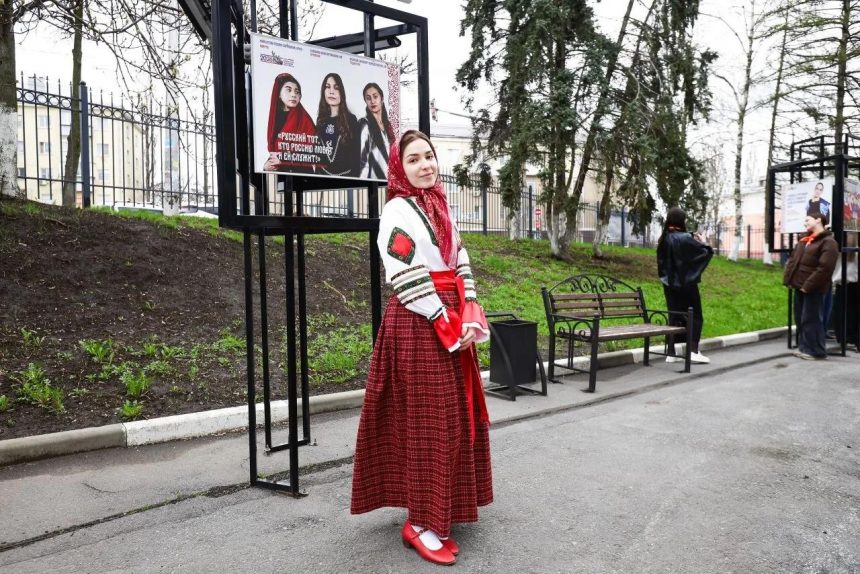 Выставку «Россия — семья семей» открыли в липецком педе