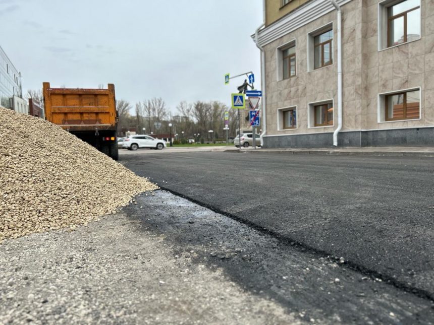 На улице Сергея Литаврина в Липецке обновляют дорожное полотно