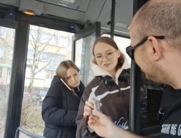 водитель автобуса 345 пасха константин калинин Раздавал конфеты пассажирам водитель автобуса в Липецке на Пасху