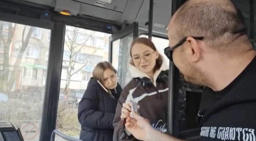 водитель автобуса 345 пасха константин калинин Раздавал конфеты пассажирам водитель автобуса в Липецке на Пасху