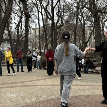 Первые репетиции «Вальса Победы» собрали десятки людей в парках в Липецке