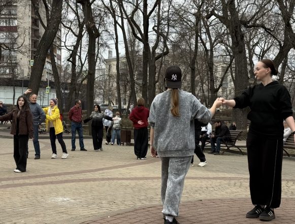 вальс победы репетиция парк сказка карташова Первые репетиции «Вальса Победы» собрали десятки людей в парках в Липецке
