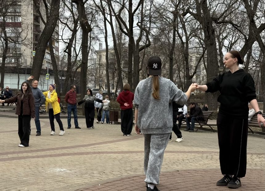 Первые репетиции «Вальса Победы» собрали десятки людей в парках в Липецке