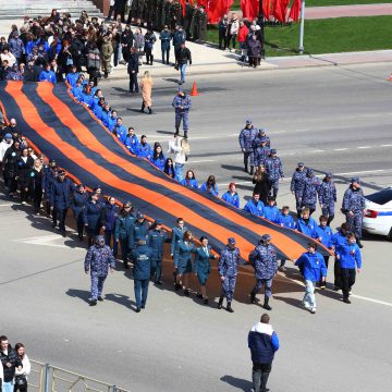 Старт акции «Георгиевская ленточка» (0+) в Липецке дали масштабным шествием с 25-метровым оранжево-чёрным полотном