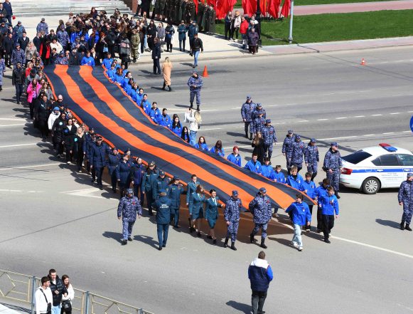 Старт акции «Георгиевская ленточка» (0+) в Липецке дали масштабным шествием с 25-метровым оранжево-чёрным полотном