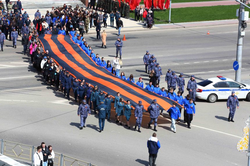 Старт акции «Георгиевская ленточка» (0+) в Липецке дали масштабным шествием с 25-метровым оранжево-чёрным полотном