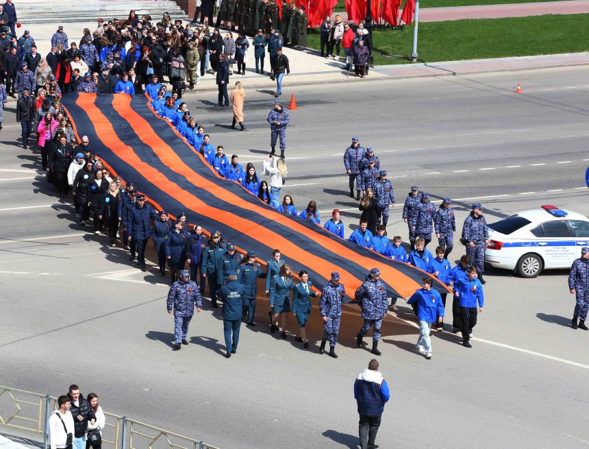 Старт акции «Георгиевская ленточка» (0+) в Липецке дали масштабным шествием с 25-метровым оранжево-чёрным полотном