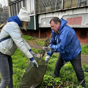 Липецкие активисты партии «Единая Россия» проводят субботники