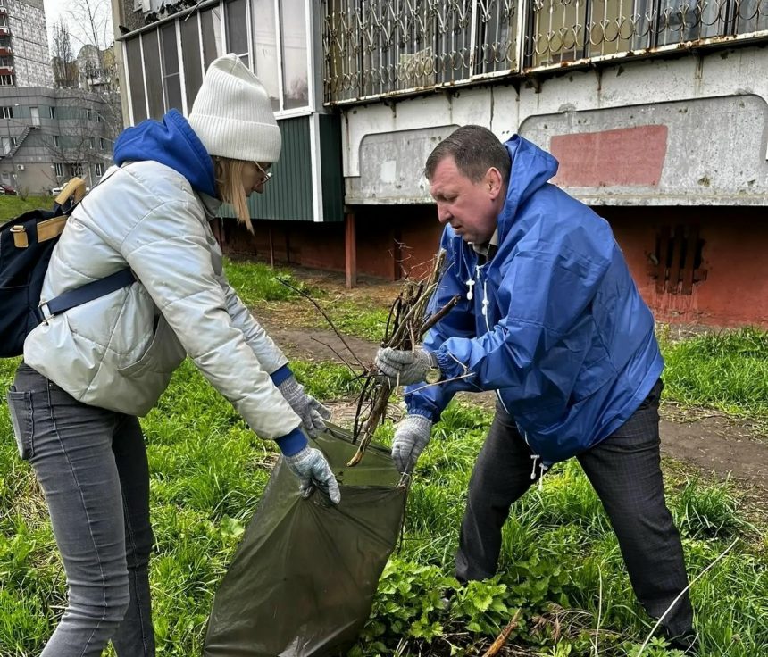 Липецкие активисты партии «Единая Россия» проводят субботники