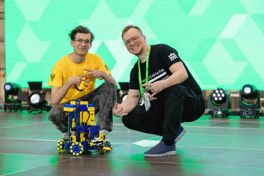Школьник из Липецка запрограммировал робота-перевозчика на бронзу чемпионата