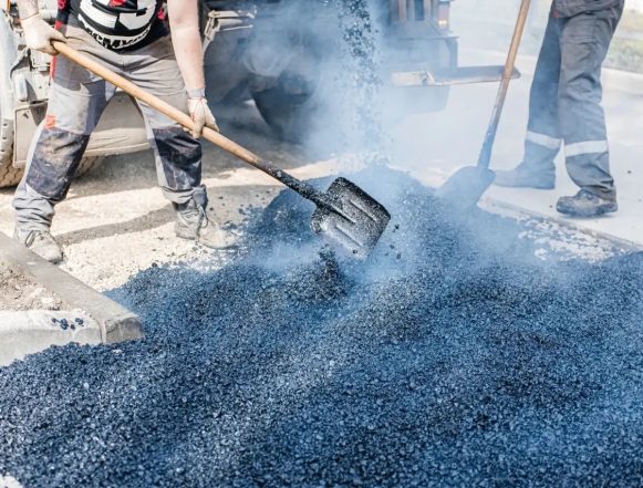 На улице Космонавтов в Липецке завершают восстановление асфальта, раскопанного энергетиками